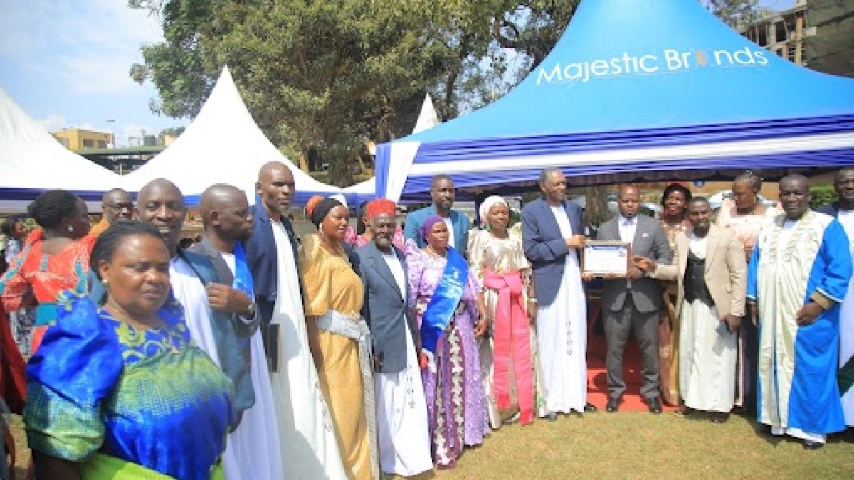 Owek. Hajji Mutaasa Kafeero receiving a certificate. Owek. Hajji Mutaasa Kafeero receiving a certificate.